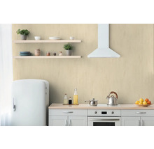 Lichte keuken met planken, keukenapparatuur en decoraties.