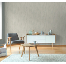 Woonkamer met patroonbehang, fauteuil, tafel en dressoir