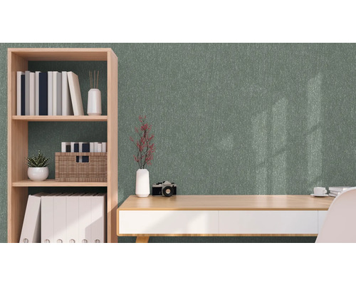 Kamer met groen structuurbehang, bureau en boekenplank