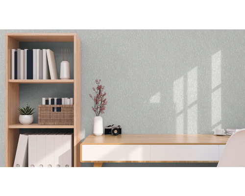 Werkkamer met bureau, plank en decoraties voor een heldere, georganiseerde sfeer.