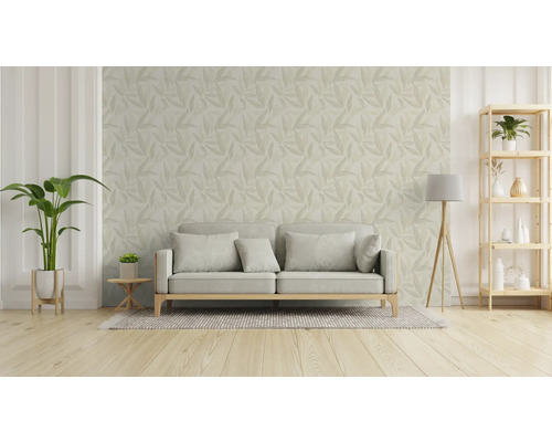 Woonkamer met bank, kamerplanten, vloerlamp en rek