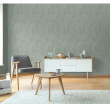 Woonkamer met bloemenbehang, fauteuil, dressoir en salontafel