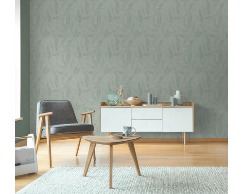 Woonkamer met bloemenbehang, fauteuil, dressoir en salontafel