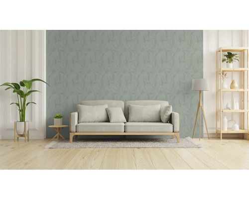 Woonkamer met bank, kamerplanten, vloerlamp en rek