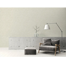 Woonkamer met fauteuil, staande lamp en betonnen console