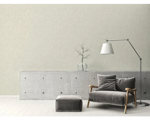 Woonkamer met fauteuil, staande lamp en betonnen console