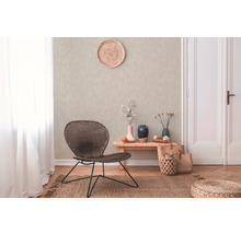 Woonkamer met stoel, vloerkleed en decoratieve accessoires voor een gezellige sfeer