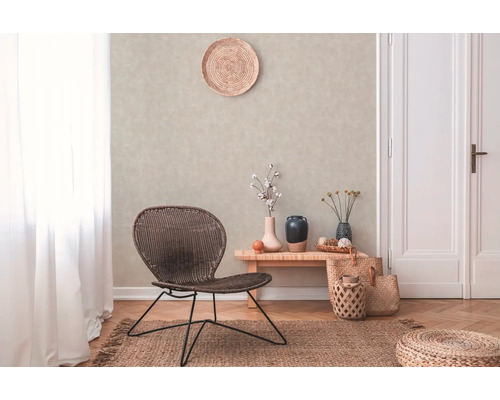 Woonkamer met stoel, vloerkleed en decoratieve accessoires voor een gezellige sfeer