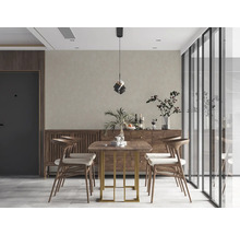 Eetkamer met houten eettafel, stoelen, dressoir en decoraties voor een stijlvolle ambiance.