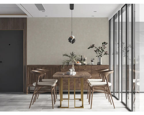 Eetkamer met houten eettafel, stoelen, dressoir en decoraties voor een stijlvolle ambiance.