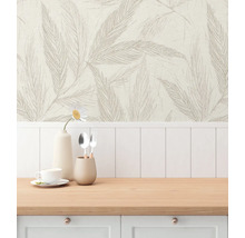 Wanddecoratie met bloemmotief, gecombineerd met een houten toonbank en decoraties zoals servies en een bloem in een vaas.