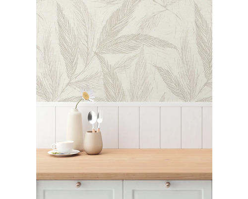 Wanddecoratie met bloemmotief, gecombineerd met een houten toonbank en decoraties zoals servies en een bloem in een vaas.