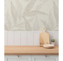 Keukenscène met houten plank, schaal, cactus en behang met bladmotief