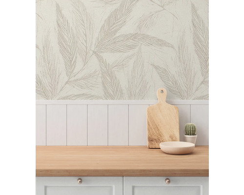 Keukenscène met houten plank, schaal, cactus en behang met bladmotief