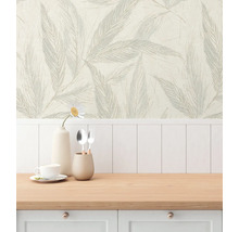 Scene met een behang met bladmotief achter een aanrecht.