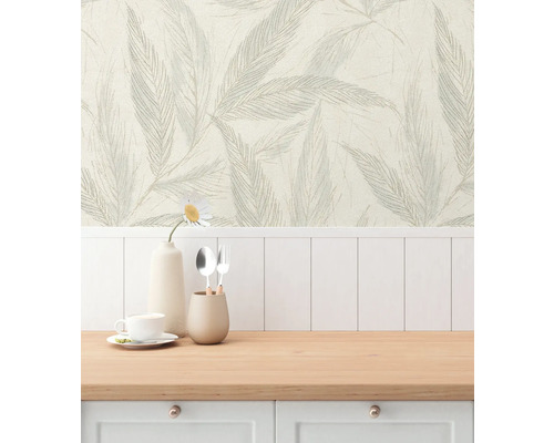 Scene met een behang met bladmotief achter een aanrecht.