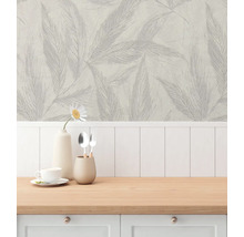 Scène met behang met patroon en tafeldecoratie