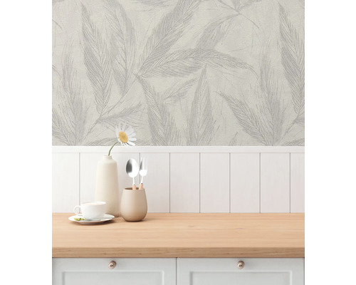 Scène met behang met patroon en tafeldecoratie