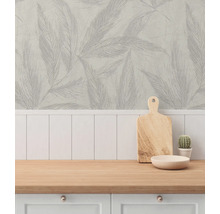 Scene met behang met bladmotief, snijplank, kom en cactus