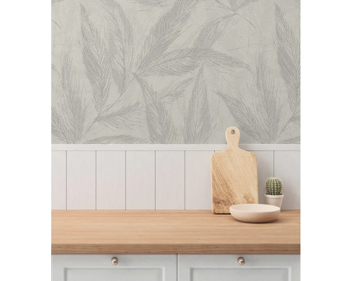 Scene met behang met bladmotief, snijplank, kom en cactus