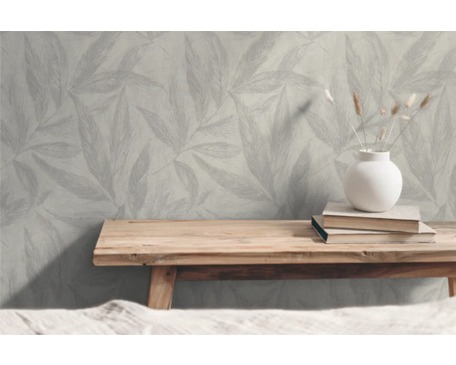 Scene met patroonbehang, houten tafel, boeken en vaas