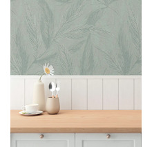 Keukenscène met patroonbehang en houten werkblad