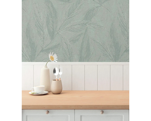 Keukenscène met patroonbehang en houten werkblad