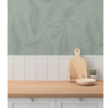 Keukenscène met behang met patroon, snijplank en servies op een werkblad