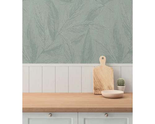 Keukenscène met behang met patroon, snijplank en servies op een werkblad