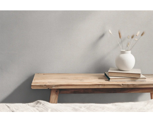 Decoratieve scène met houten kruk, boeken en vaas met droogbloemen