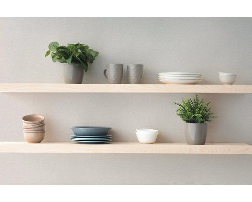 Planken met servies en decoratie