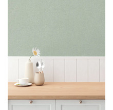 Keukenscène met textielbehang, servies en houten werkblad