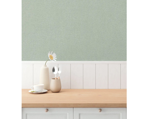 Keukenscène met textielbehang, servies en houten werkblad