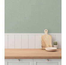 Lichte keuken met patroonbehang, houten werkblad, snijplank en cactus