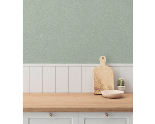 Lichte keuken met patroonbehang, houten werkblad, snijplank en cactus