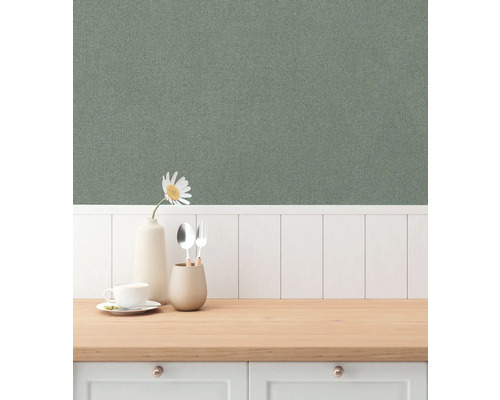 Textielbehang in keukendecor met servies en bloem