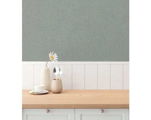 Keukenscène met behang, servies en decoratie op een aanrecht