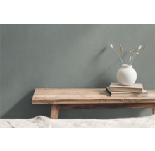 Decoratieve opstelling met houten kruk, boeken en vaas met siergras