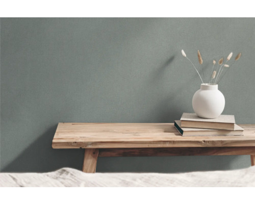 Decoratieve opstelling met houten kruk, boeken en vaas met siergras