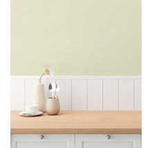 Textielbehang op een keukenmuur met servies en decoratie