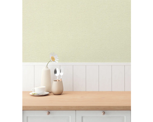 Textielbehang op een keukenmuur met servies en decoratie