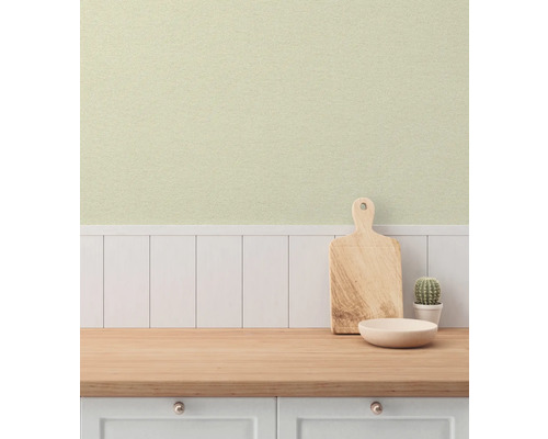 Keukenscène met snijplank, kom en cactus op een aanrecht