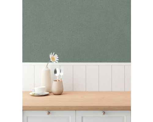 Close-up van een muur met textielbehang boven een werkblad