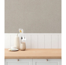 Keukenscène met textielbehang, servies en houten werkblad