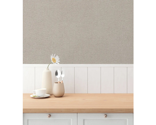 Keukenscène met textielbehang, servies en houten werkblad