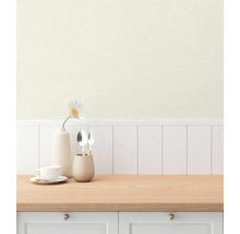 Decoratieve keukendecoratie met textielbehang, servies en bestek