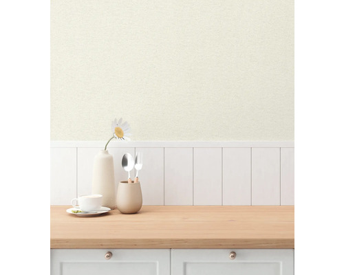 Decoratieve keukendecoratie met textielbehang, servies en bestek