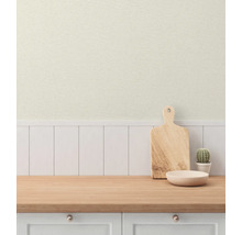 Keukenscène met snijplank, schaal, cactus en houten oppervlak