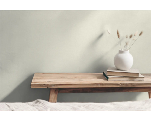 Decoratieve scène met houten kruk, boeken en vaas