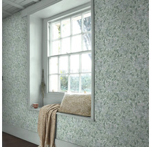 Lichte kamer met vensterbank, kussen, deken en bloemenbehang